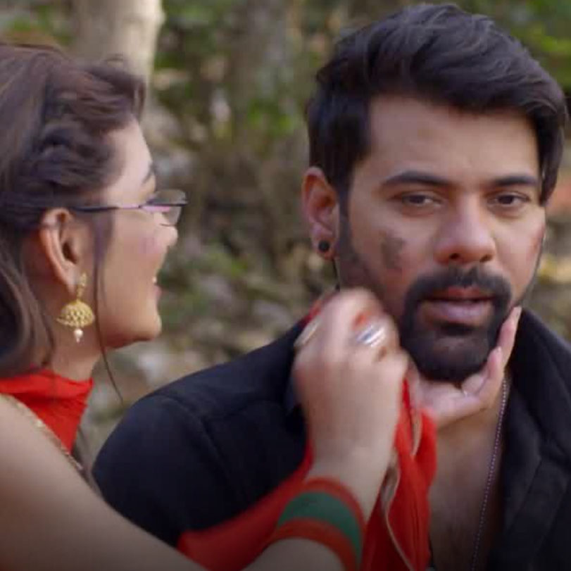 Abhi is in danger and Pragya tries to protect him