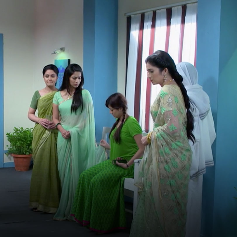 سوبريا و راجني يزورون جانجا و يحضرون الهدايا لها