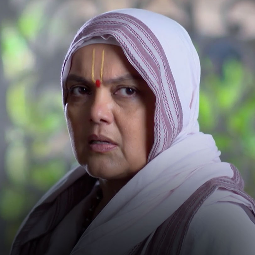 Amma escapes from the house secretly to go to pray for Sagar