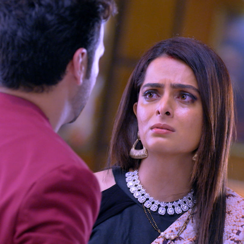 Sherlin and Britvi plan to stop Mahesh, and they call Karan and trick 