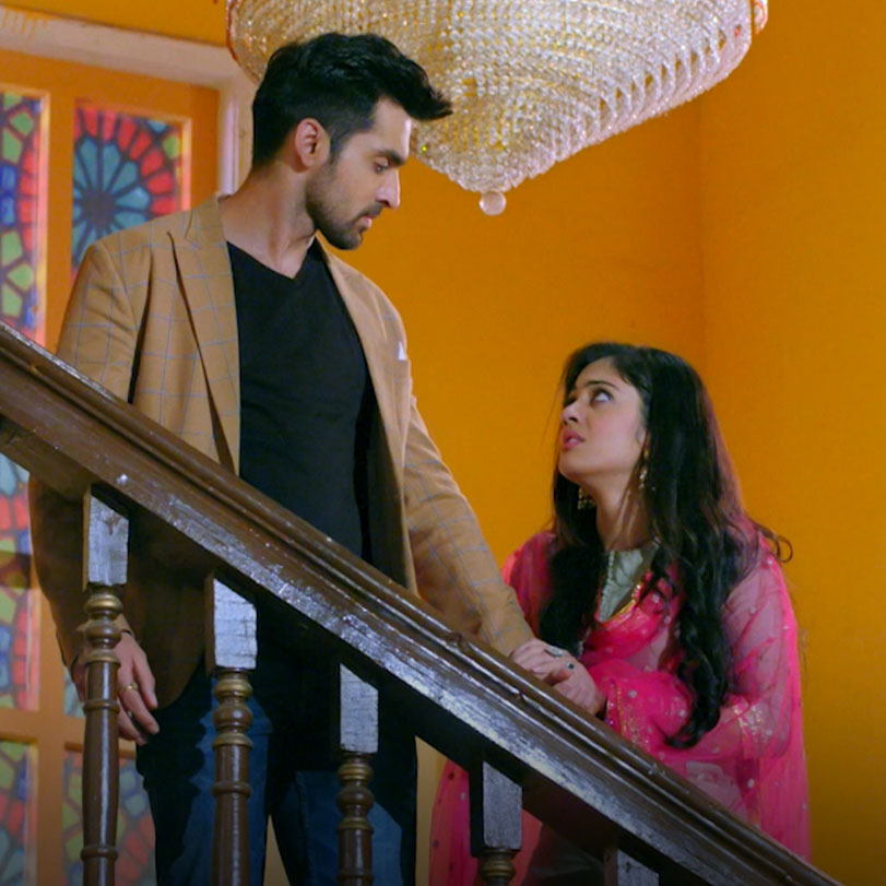 Vivan publicly asks Meera to marry him so that the identity of his fut