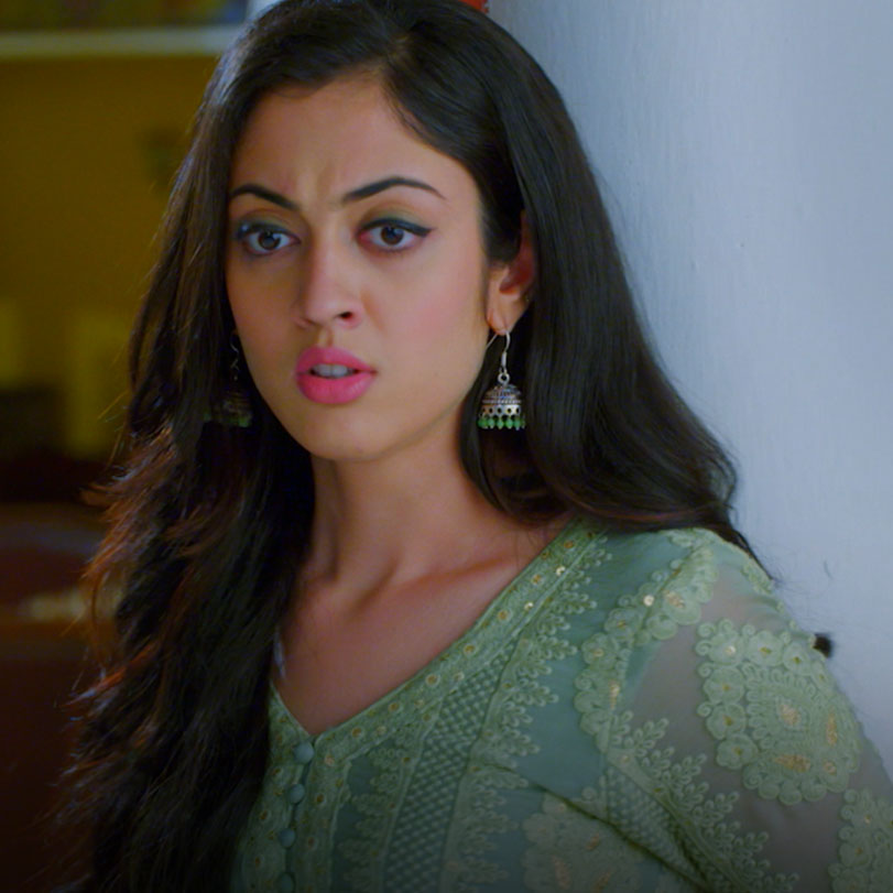 Meera starts inquiring about the Kapoor family’s news to find out the 