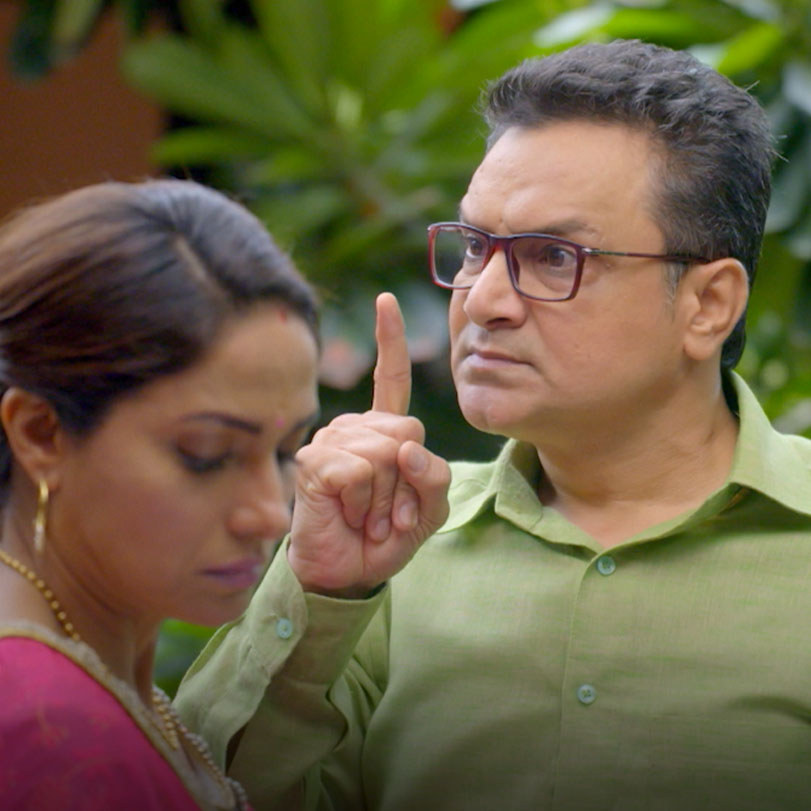 Mr. Amar attacks the whole family after their sympathizing with Vivan 
