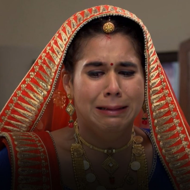 Lucky hurts Komal with his words and Komal decides to disappear from h
