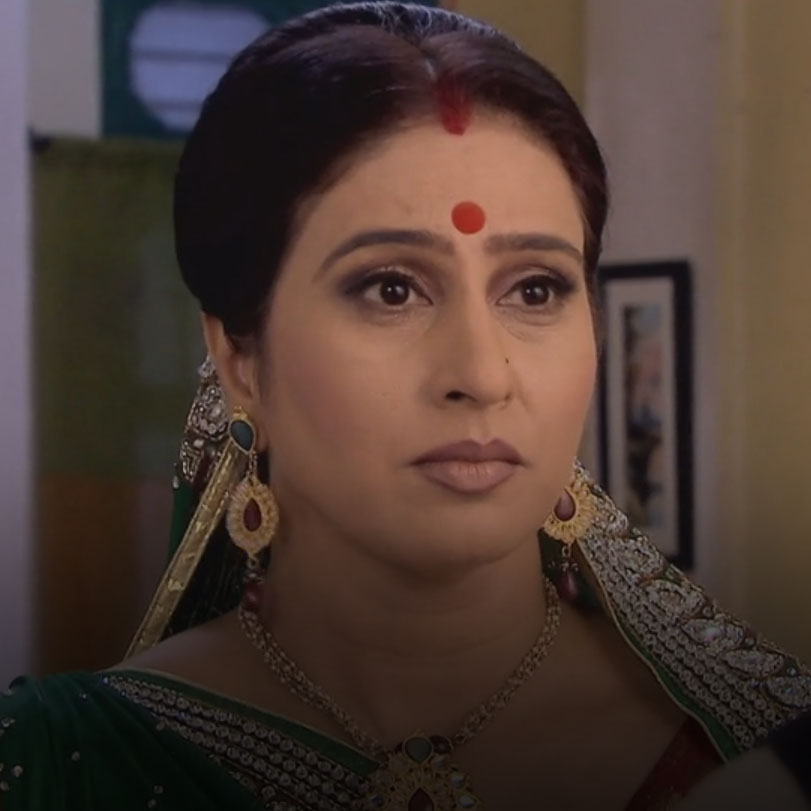 Savitri takes everyone by surprise with her visit. And, Bayan will not