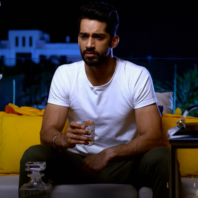 Shaurya is going through a depression state and he tries to tell Mehak