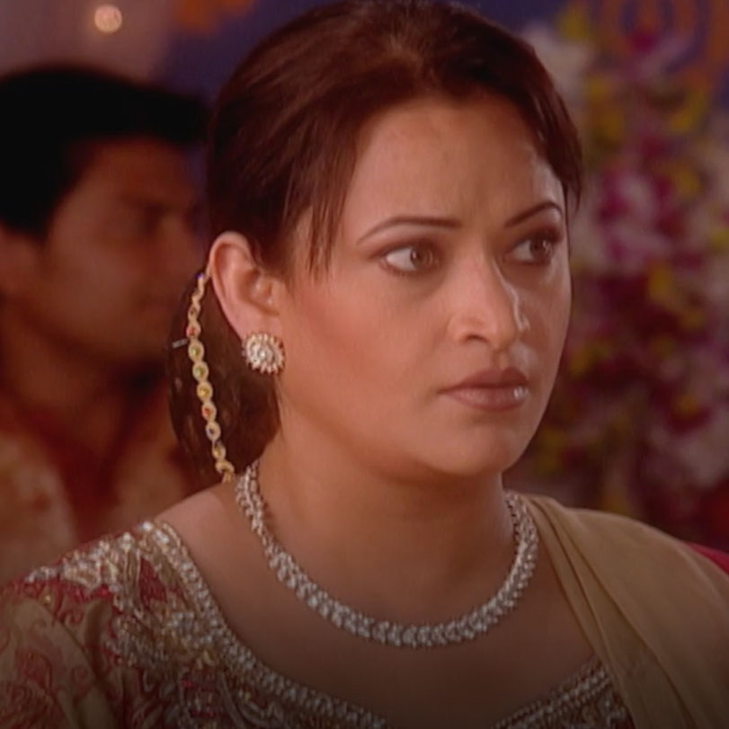 Mona stops the wedding between Ban and Karan in front of everyone. Wil