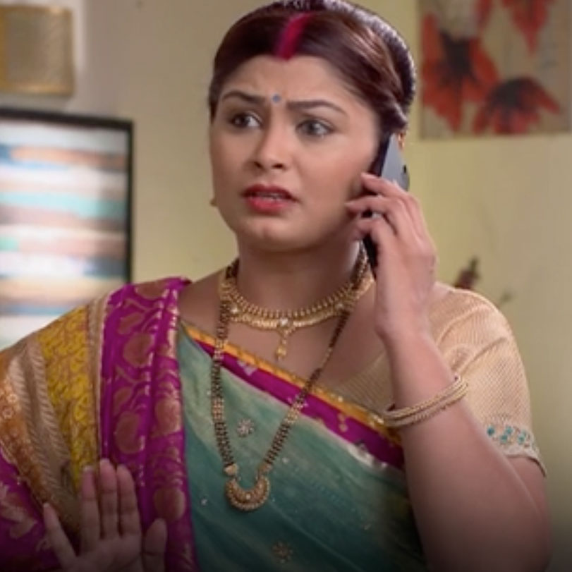 Shreya's mother incites her daughter against Sanjana. Meanwhile, Sanja