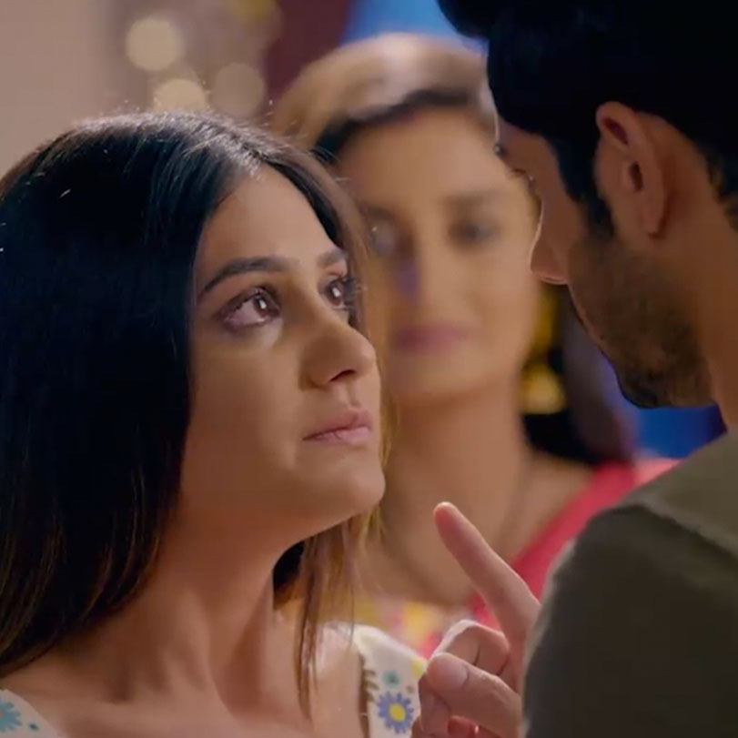 Purva finds Prateek and Radhika together in the room and learns about 
