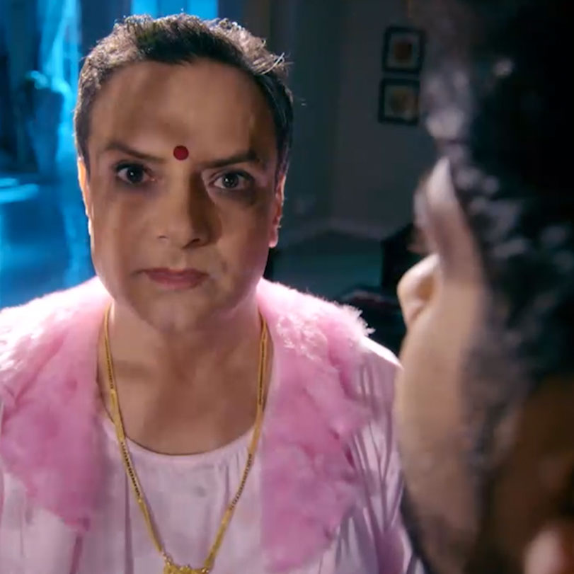 Ramesh continues to behave like a woman as he has been hypnotized by V