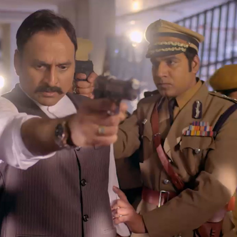 After the cops arrest Dr. Agarwal and Chaukas, Vedant and Purva decide