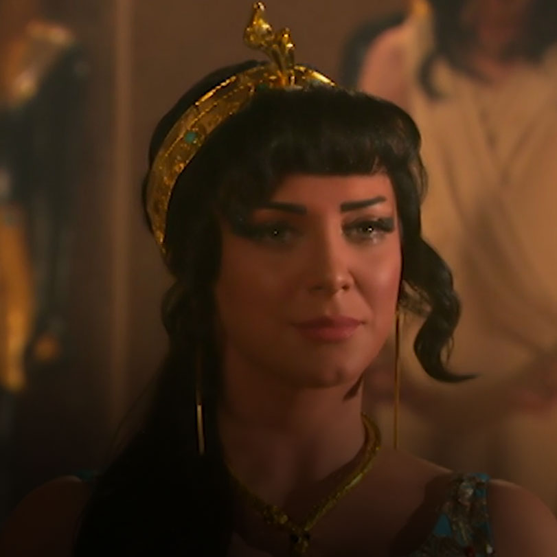 The queen Cleopatra is in conflict with the ruling with her little bro