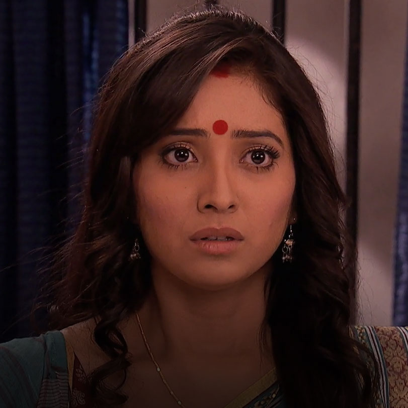 Ovi cannot tolerate the love that Purvi is receiving from the family. 