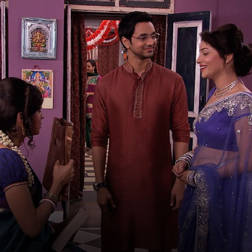 Purvi & Onir find out who the blackmailer is. They offer him the money