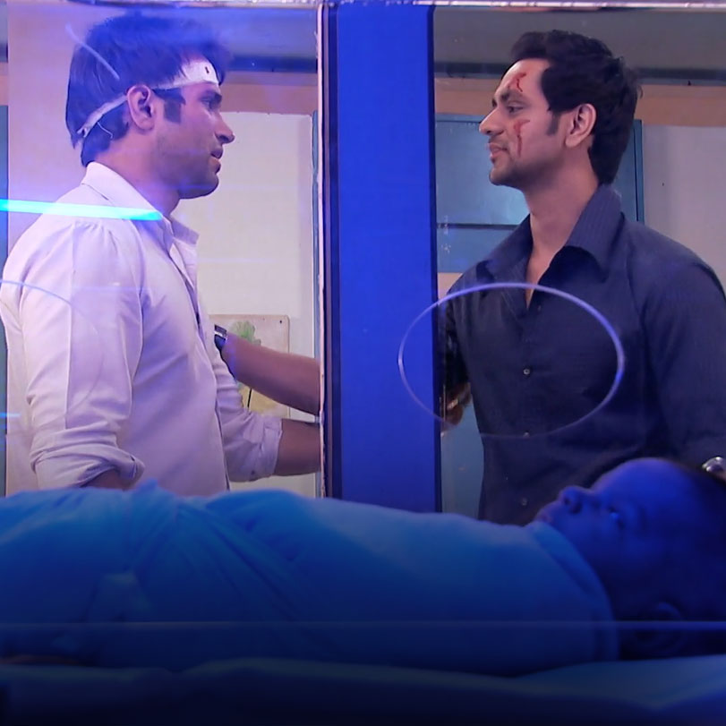 Onir single handedly manages the surgeries of both Ovi & Purvi due to 