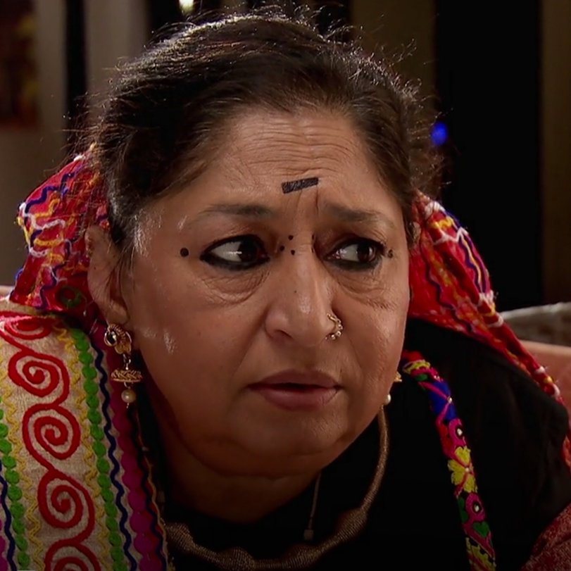 Dorja restricts Roshni to stay with Siddhart in the same room to prote