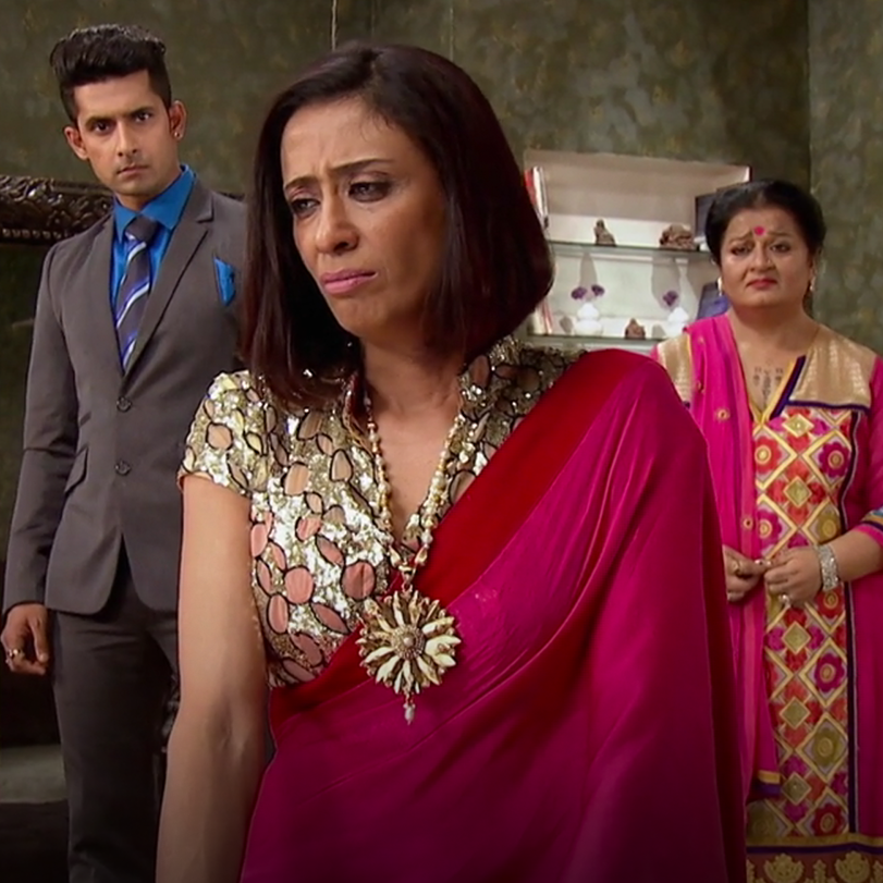 A group of criminals tried to kidnap Roshni but Siddhart is trying to 