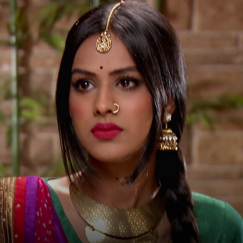 Roshni loses her memory and Siddhart is trying to save her from Konal