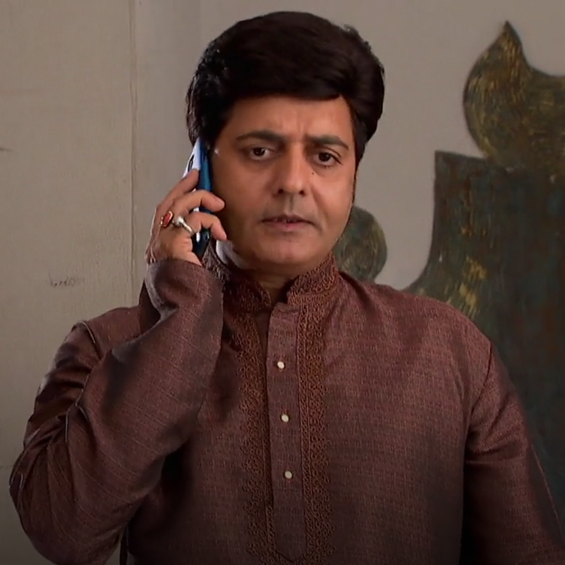 Roshni disappears and Sidhard is trying to look for her everywhere. Ev