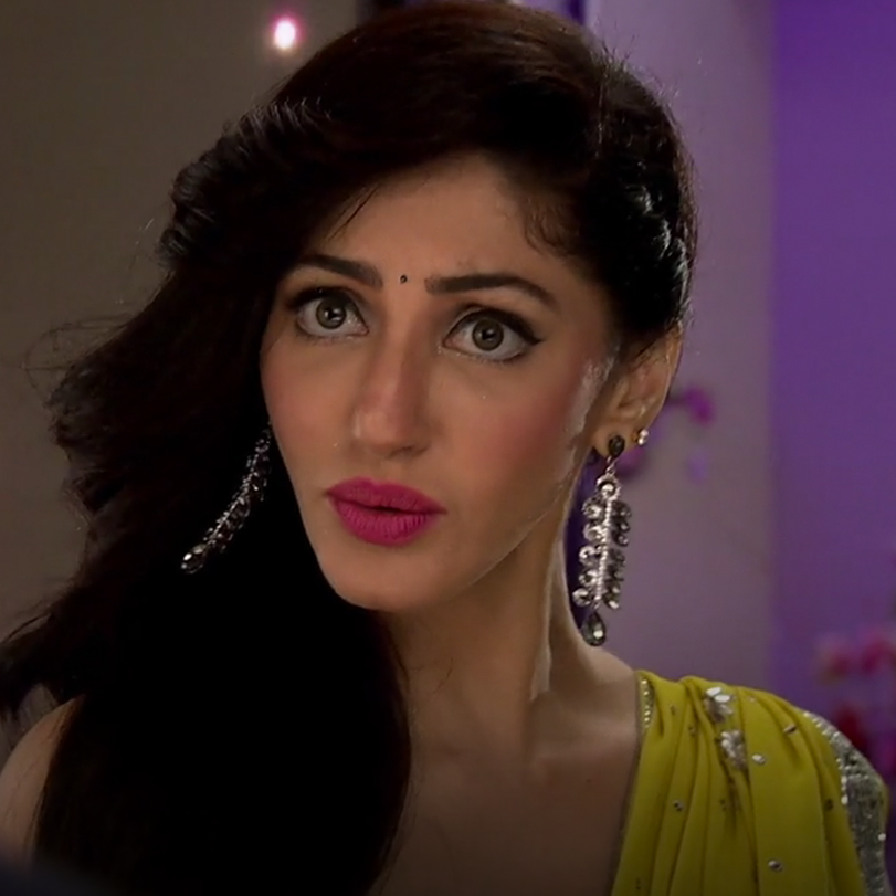Smayra faces Yash al Kritika and forces her to stay away from her husb