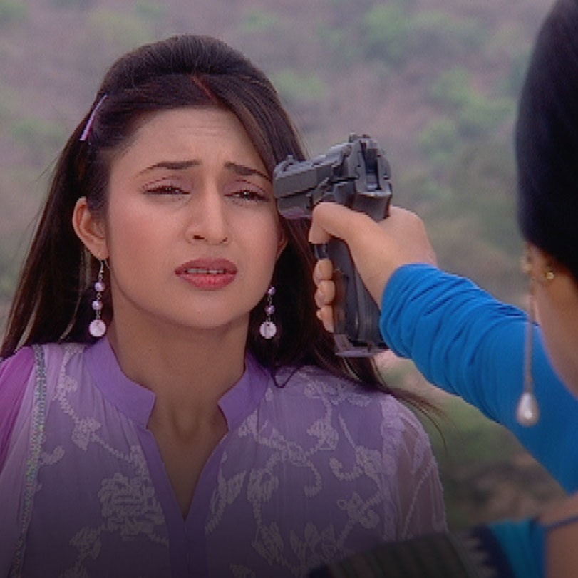 Sindoora takes Divya to the spot where she killed Sagar and Vidya to f