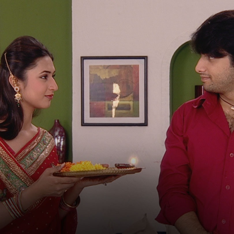 Amar finally meets Divya in Delhi and finds out that she is marrying S