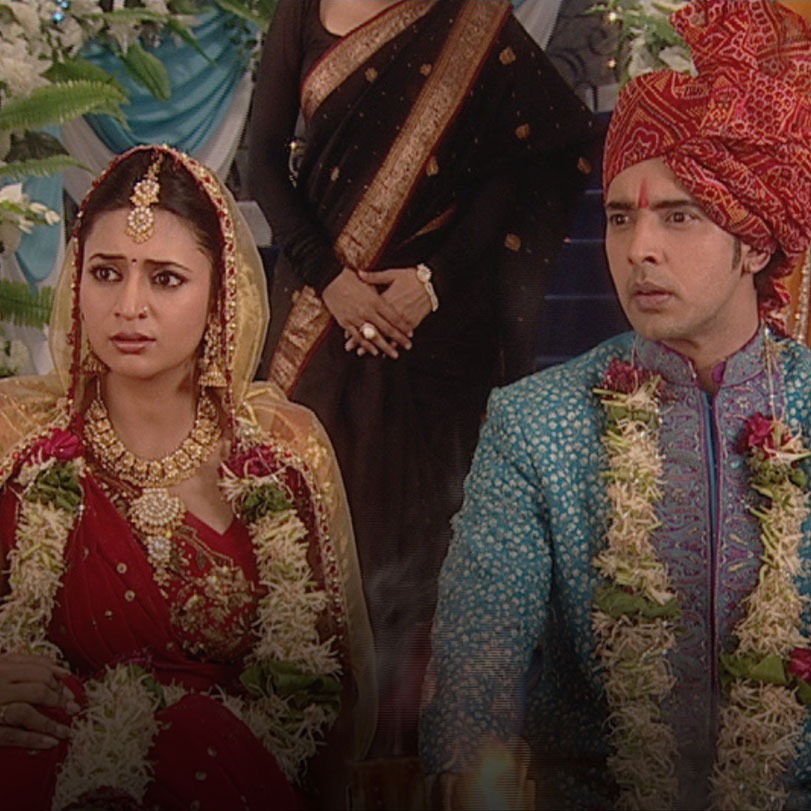 Amar reaches the Singh Mansion with Kamna where Samrat and Vidya’s wed