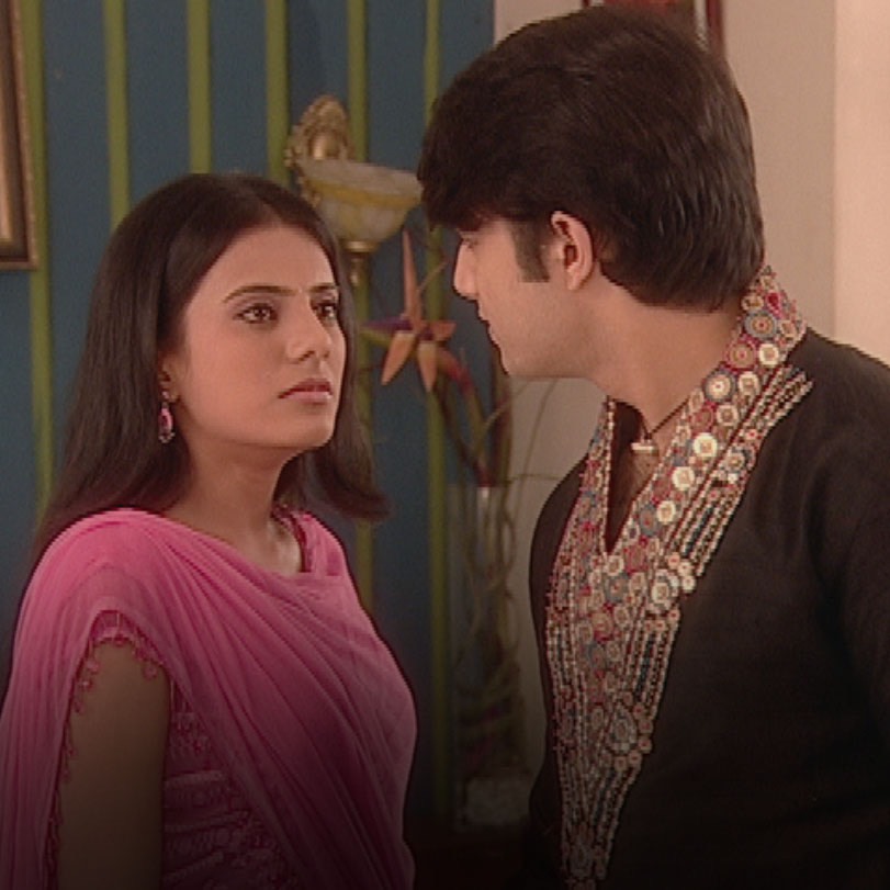 Amar starts believing that Divya is mentally affected due to the injur