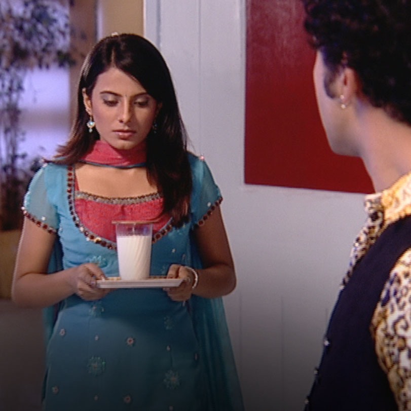 Divya calls Amar to show her around the city. She then accuses him of 