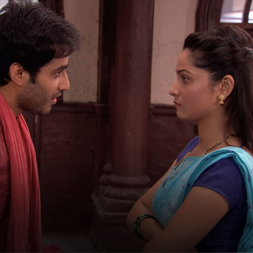 Mazhien finds out that Rana has sold all her jewelry to arrange money 