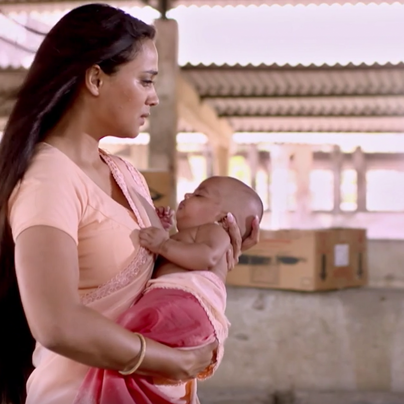 Komal kidnaps the child and puts Poonam and Lacan's life in danger