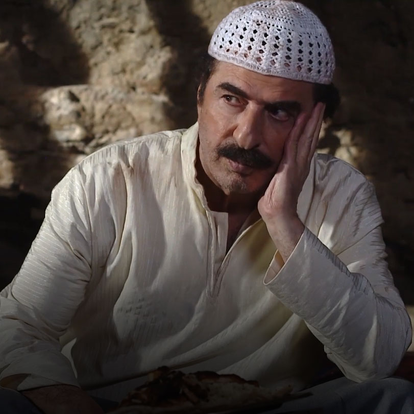 طلال يستعين برفيقه لمعرفة قصة شيخ طبريا من جهة أخرى أبو طالب يحفر خندق