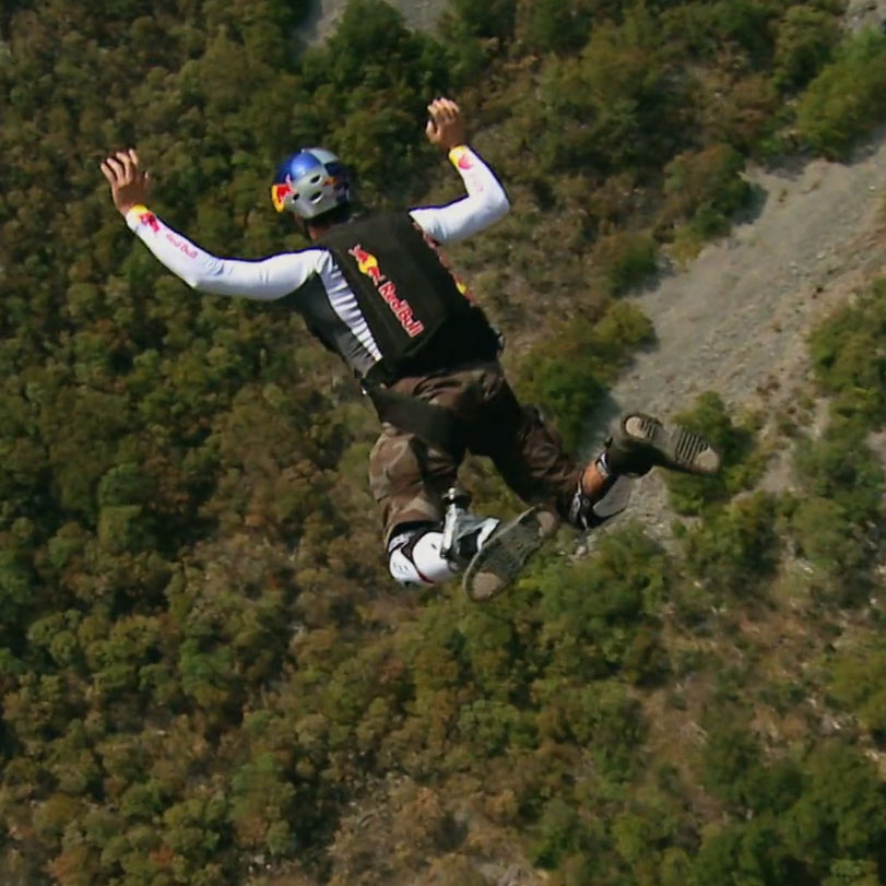 Wingsuit pilot and BASE-jumper, Cédric Dumont knows about fear. Whethe