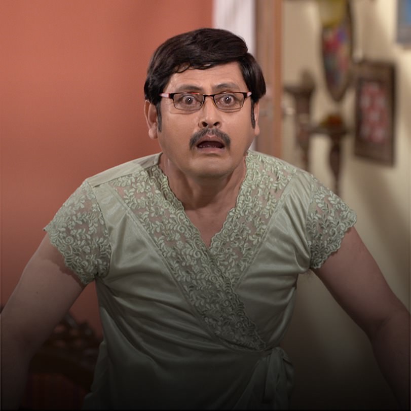 Manmohan is surprised when he learns that Anita has sent him a gift.  