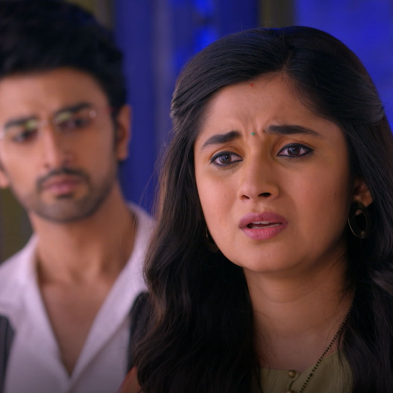 Ganga has a crush on Diljeet, who is no other than Akshat in disguise