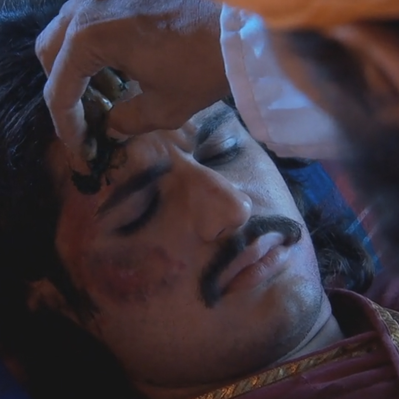 Jalal gets inured badly and Jodha prepares the medicing for him. So, h