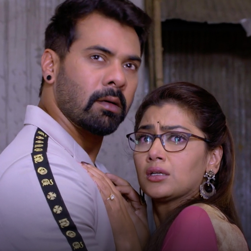 For the first time Abhi meets Pragya, what is their reaction?