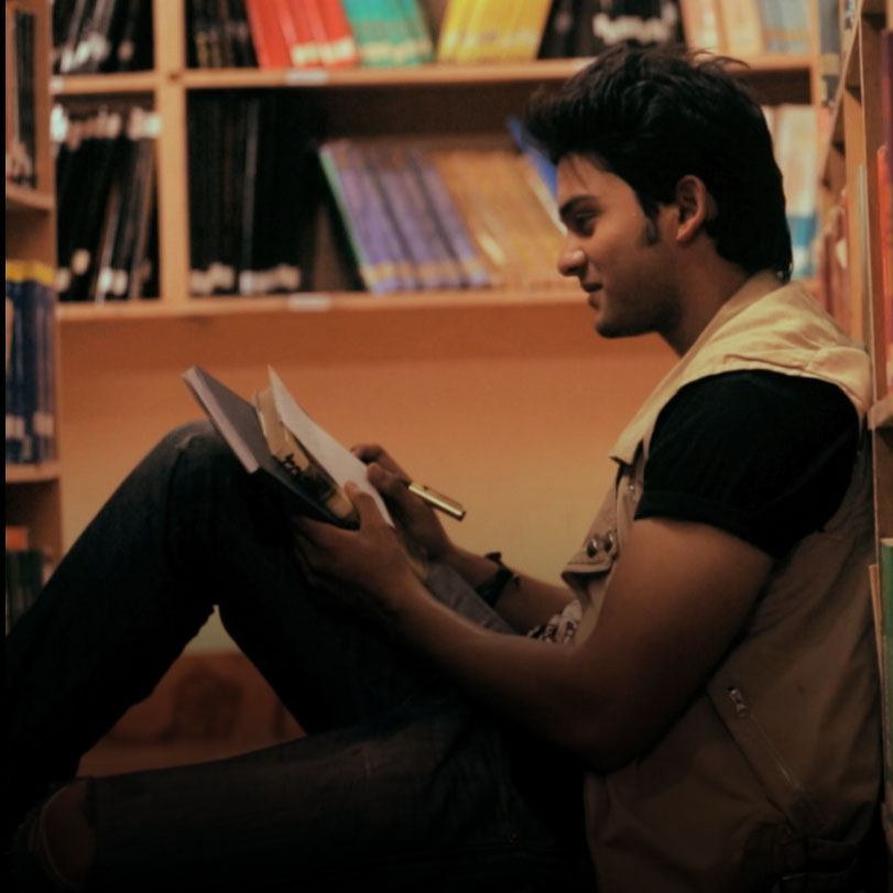 راهول هو الطالب المشهور في الجامعة والذي يقع في حب برايا حيث تعمل حارس