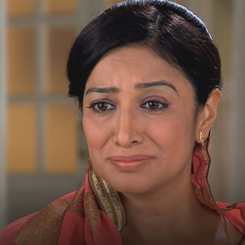 Daljeet's mother is trying to convince Saiba to stay away from Daljeet