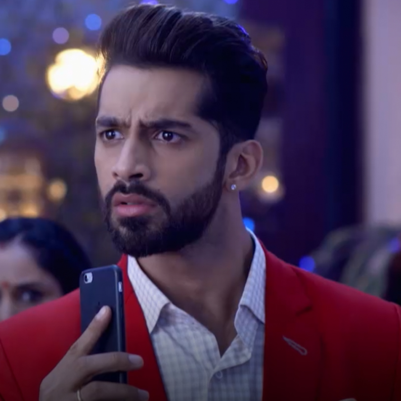 Mandar gifts a gold chain to Mehak and decides to get intimate with he
