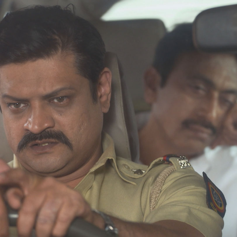 Wadkar and Dhavale's car gets into an accident while bringing Dhanraj 