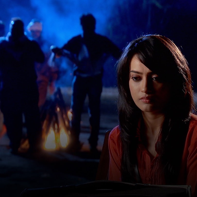 Zoya gets in trouble after leaving the house. Asad will be there to sa