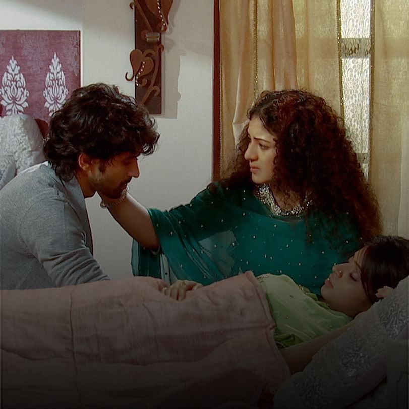 Asad is helping Zoya in finding her father. Nakha breaks down when hea