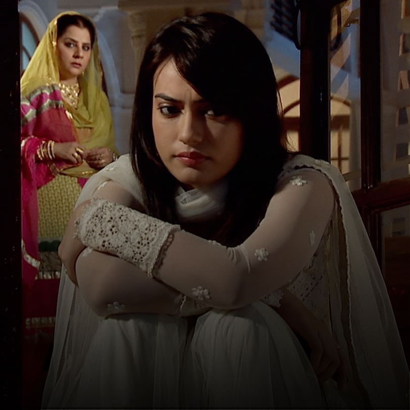 Shirine and Razia witness Zoya and Asad in an intimate scene. Tanveer 