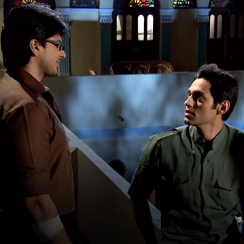Rishi invites Malik to stay in the house against Munna’s wish. Meanwhi