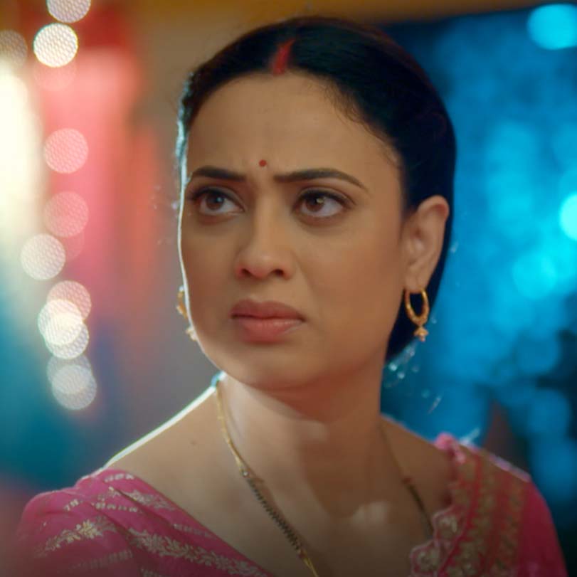 Disha comes up with a plan to throw Mohini out of the house. Aparajita