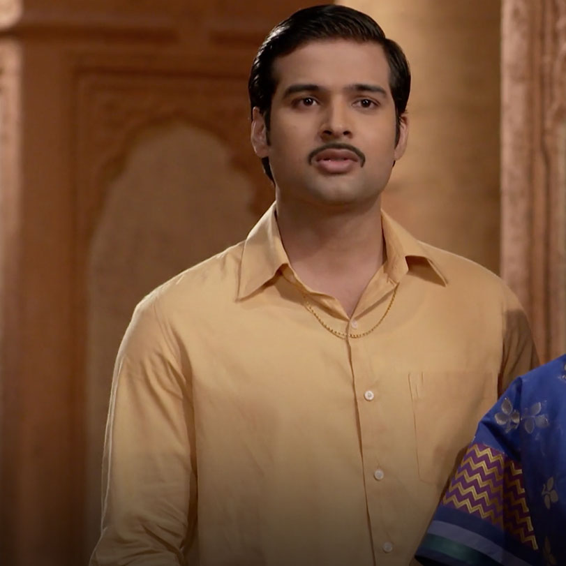 Gayatri decides to go to the celebration at the palace to see the king