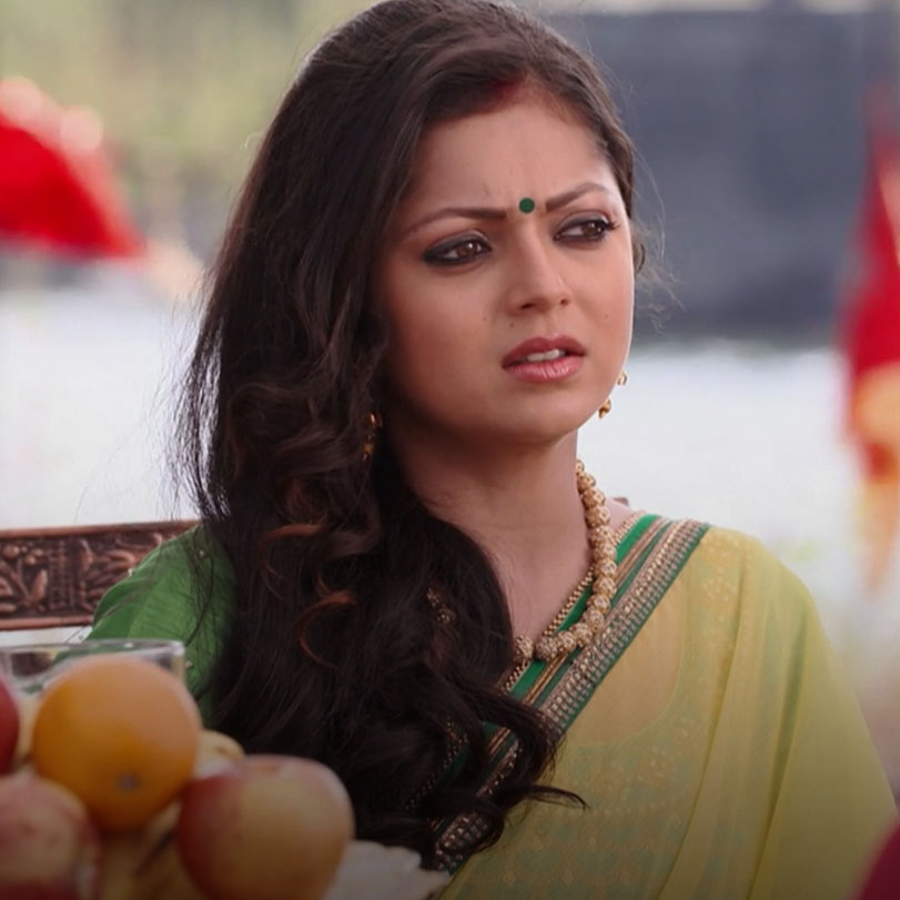 The king has to choose between Sona or Gayatri. Who will he choose?