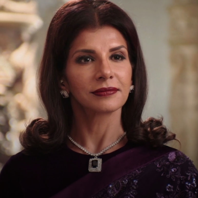 Gayatri succeed to become the queen again and lights the second candle