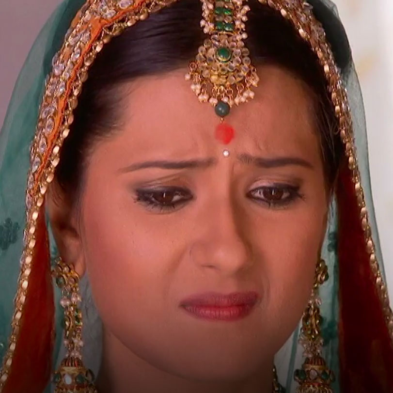 Yash is a widower with two daughters, Payal and Palak. Aarti is a divo